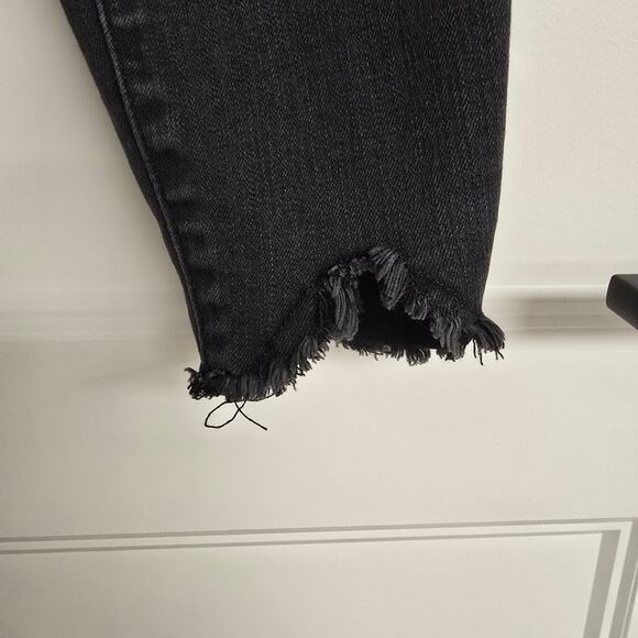 Women's Kut from the Kloth Black Denim Skinny Jeans Fray Ankles | Size 6 Petite - Picture 5 of 8